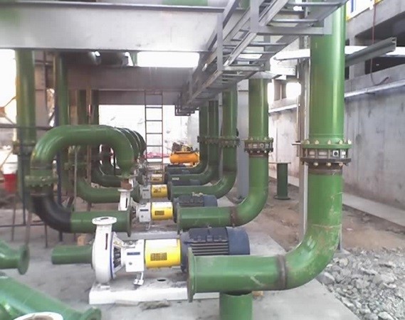 A) Construcción de estructura tipo Pipe Rack